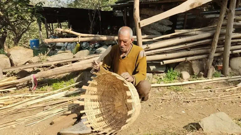 73 की उम्र में भी थमे नहीं हाथ, जसवाणी के रिखी राम बचा रहे बांस शिल्प की आखिरी लौ