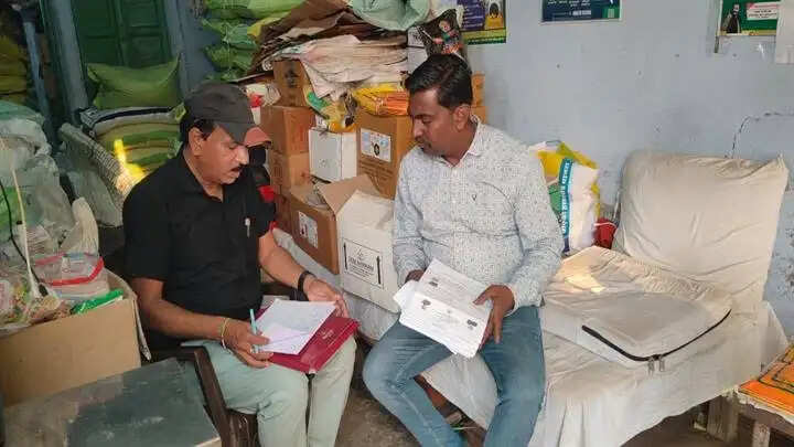 ग्वालियरः कृषि विभाग के दलों ने 10 खाद दुकानों का किया औचक निरीक्षण