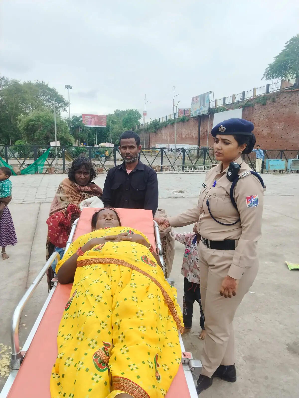 प्रसव पीड़ा से तड़पती महिला ने प्लेटफॉर्म पर दिया बच्चे को जन्म, जीआरपी ने पहुंचाया अस्पताल