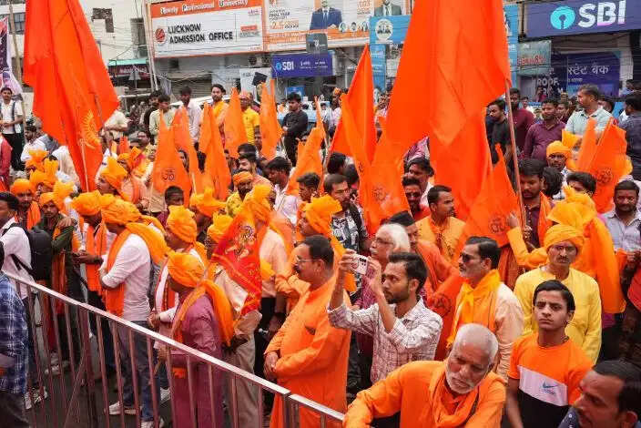 श्रीराम नवमी पर लखनऊ में निकली भगवा यात्रा