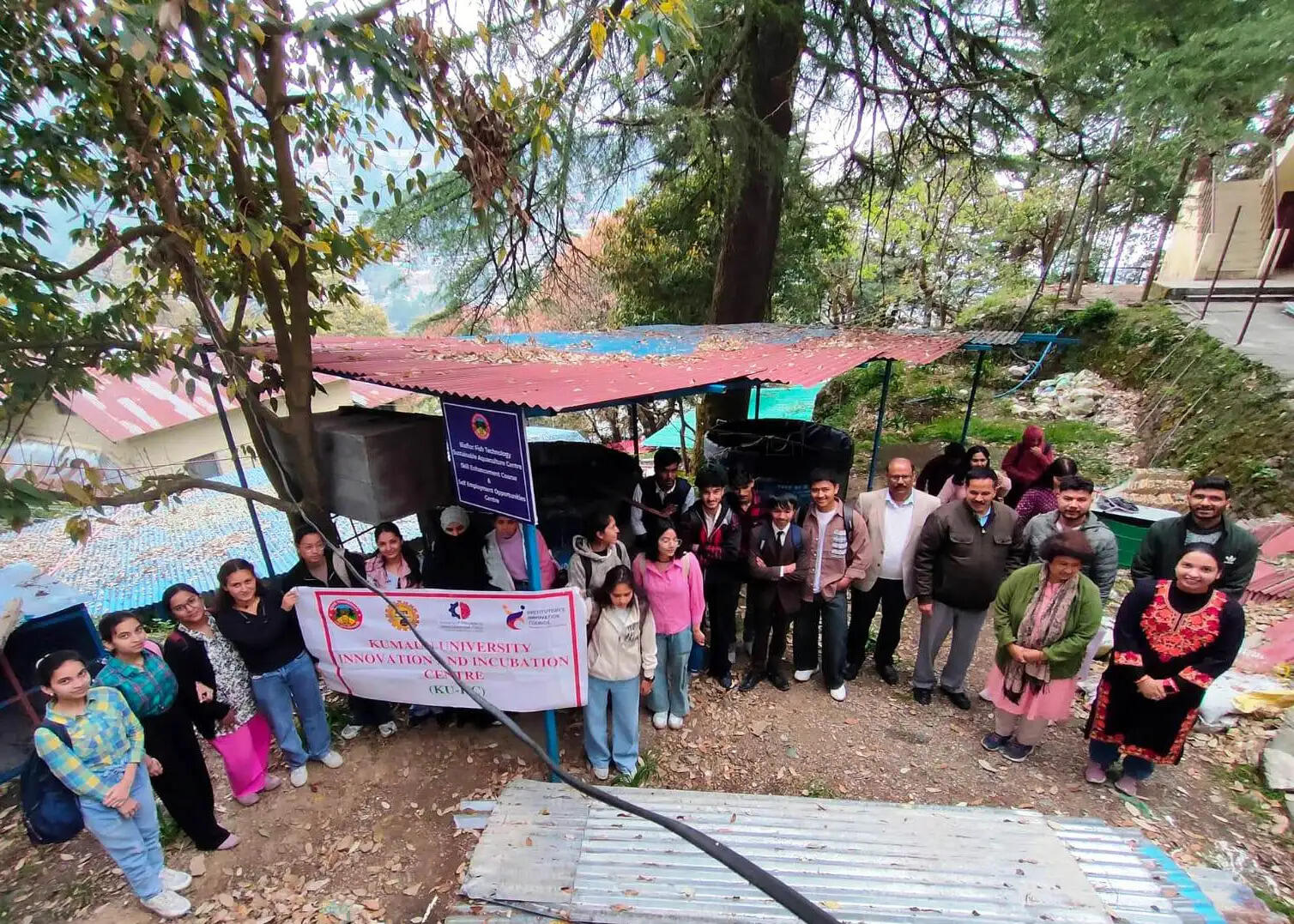 विद्यार्थियों ने किया बायो-फ्लॉक मत्स्य तकनीक केंद्र का शैक्षणिक भ्रमण