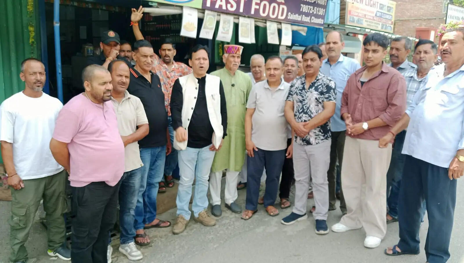 स्मार्ट मीटर लगाने के विरोध में लोग उतरे सड़कों पर