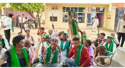 चकबन्दी प्रक्रिया के विरोध में भाकियू ने थाना घेरा