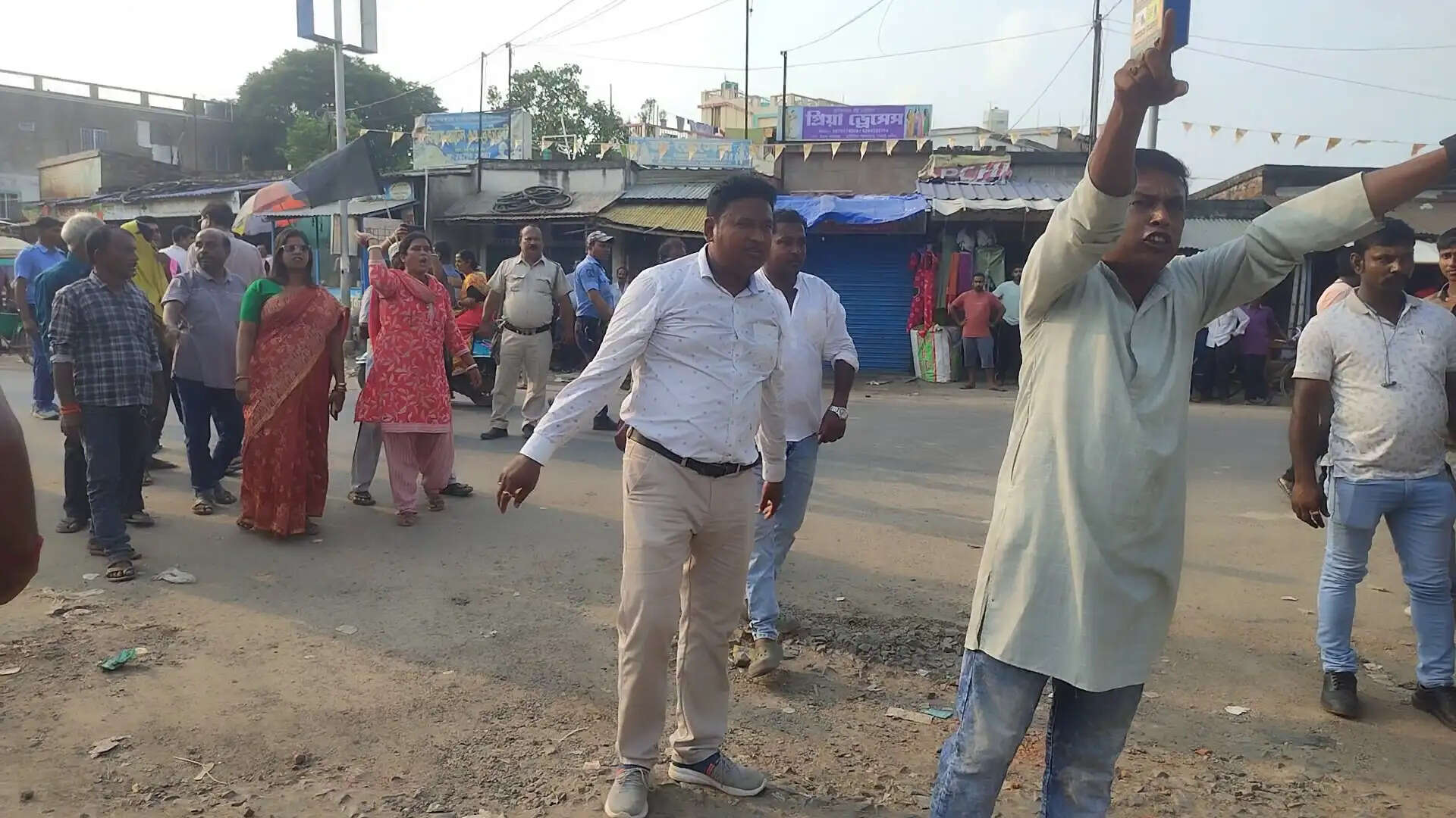 तेहट्ट में सांसद महुआ मोइत्रा पर अंडे फेंकने का आरोप