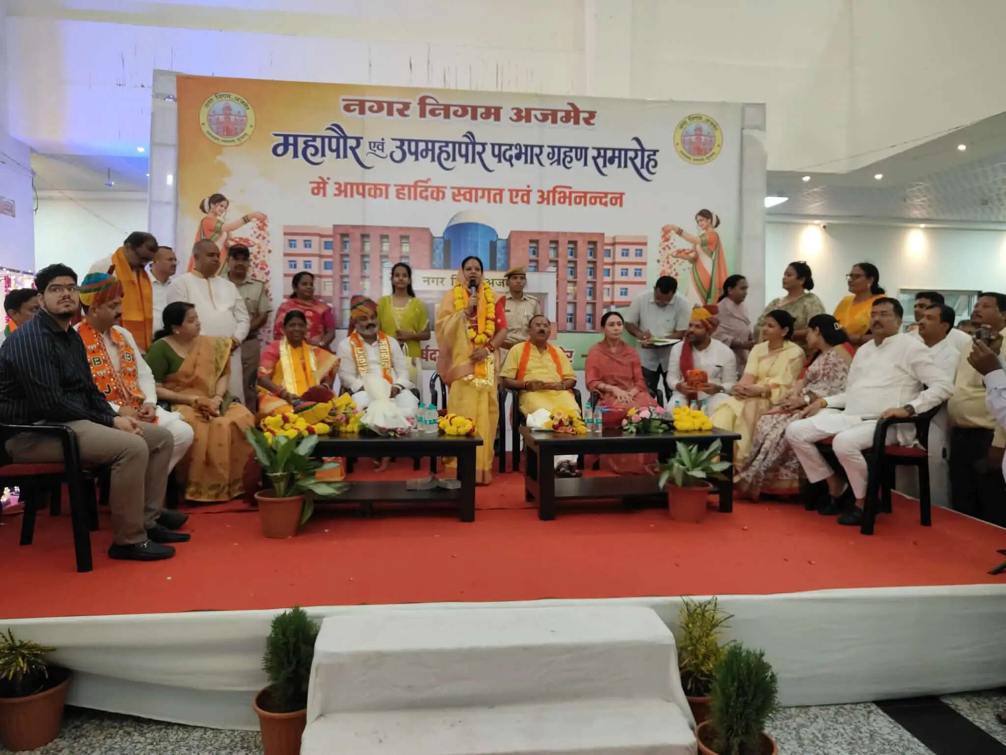 अजमेर नगर निगम के नए बोर्ड ने संभाला कामकाज, कांग्रेस पार्षदों का गेट पर प्रदर्शन