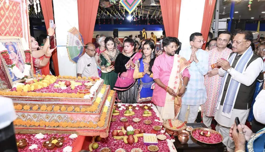 मुख्यमंत्री निवास में गरबा महोत्सव की धूम, भक्ति और उल्लास के रंग में रंगा आयोजन