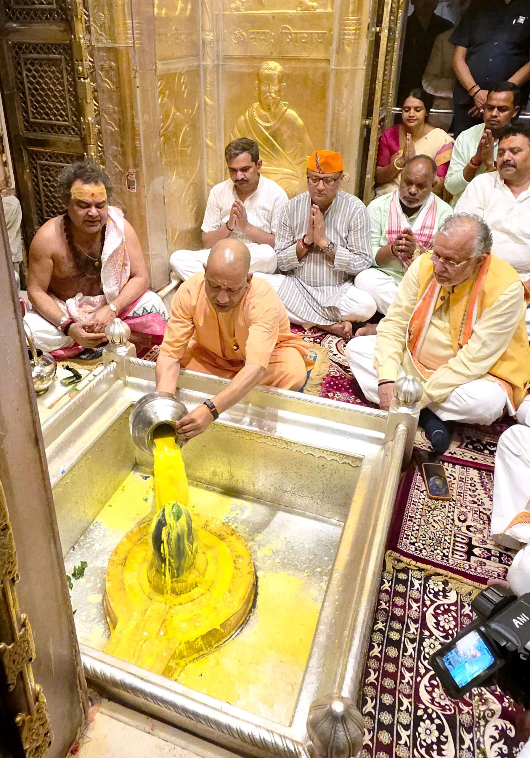 मुख्यमंत्री योगी आदित्यनाथ ने काशी कोतवाल और बाबा विश्वनाथ के दरबार में लगाई हाजिरी