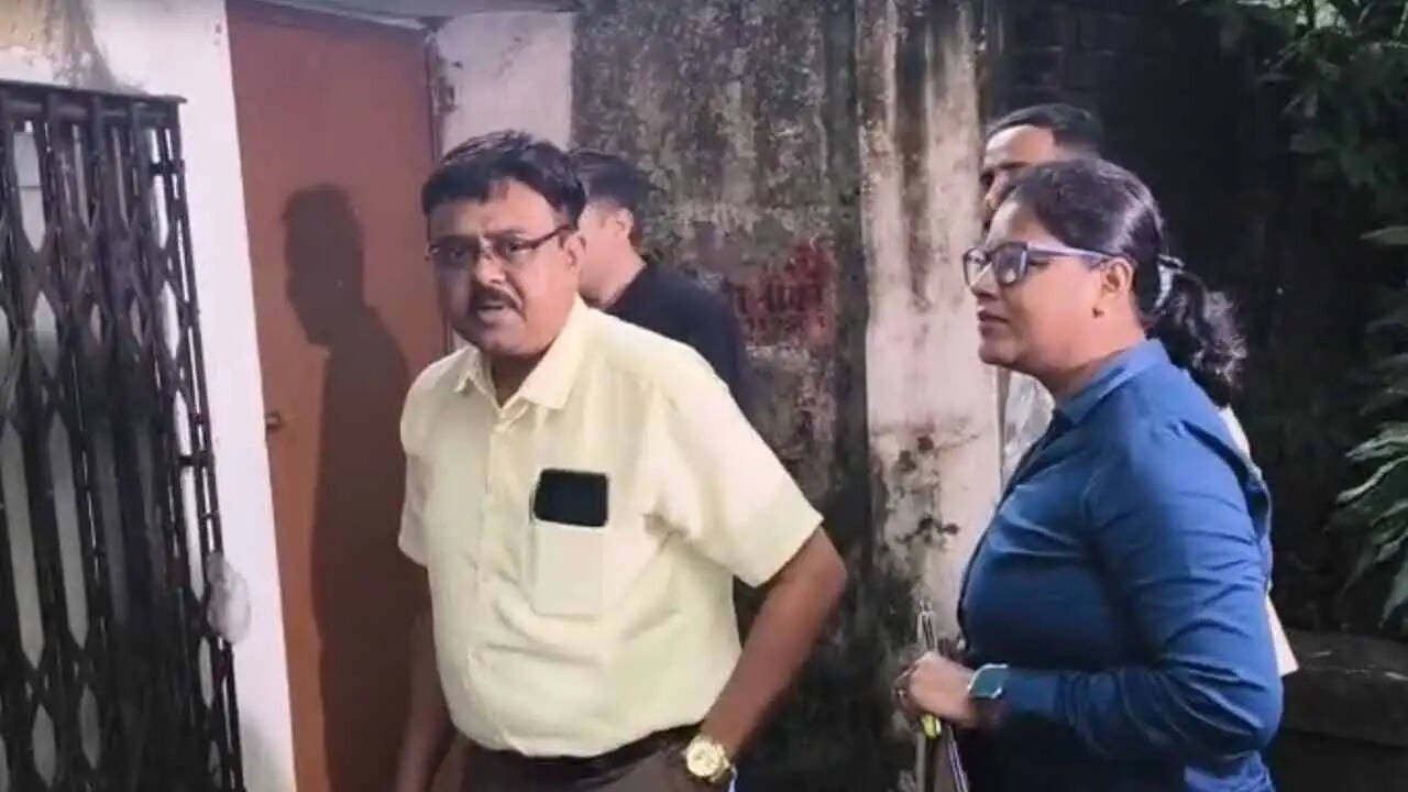 पूर्व तृणमूल पार्षद अलकानंदा दास के घर जांच आयोग का छापा, आय से अधिक संपत्ति के आरोपों की पड़ताल