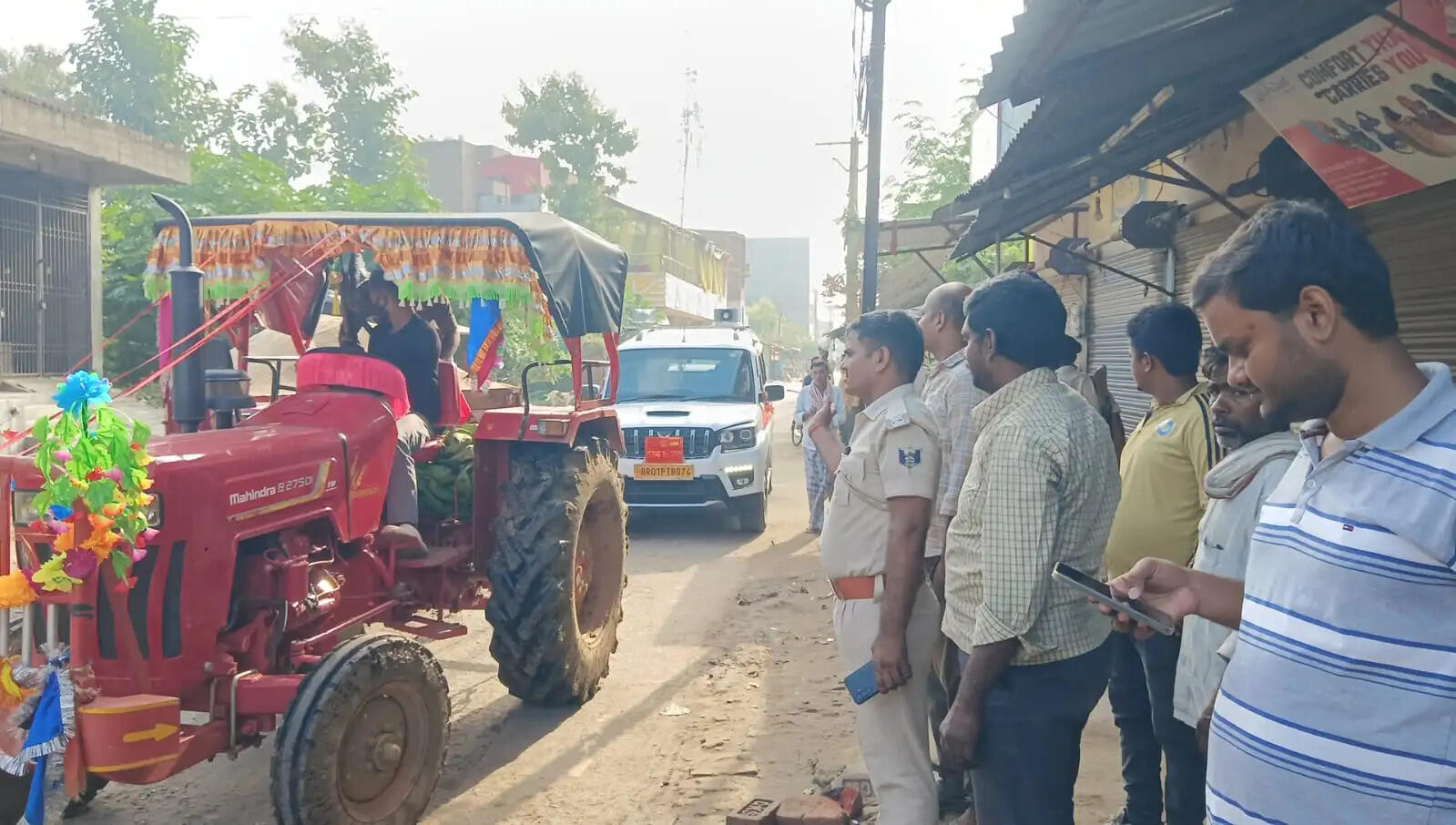 अवैध बालू लदे दो ओवरलोड ट्रैक्टर जब्त, दबंगों और जनप्रतिनिधियों की मिलीभगत का आरोप
