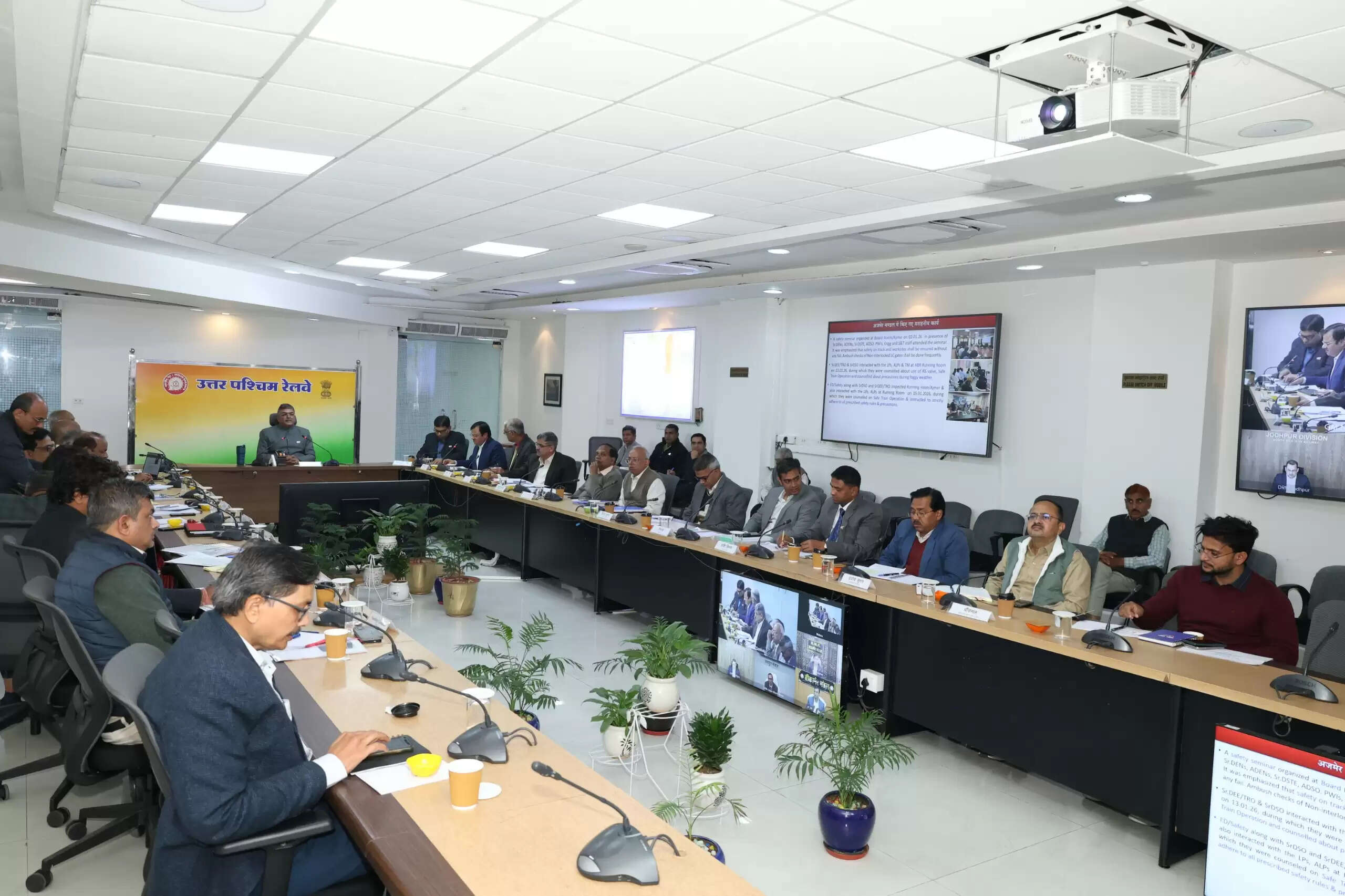 महाप्रबंधक&nbsp;अमिताभ ने संरक्षा को प्राथमिकता पर रखते हुए की कार्यों की समीक्षा