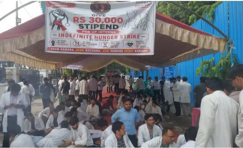 केजीएमयू में भूख हड़ताल पर बैठे एमबीबीएस इंटर्न, स्टाइपेंड बढ़ाने की कर रहे मांग
