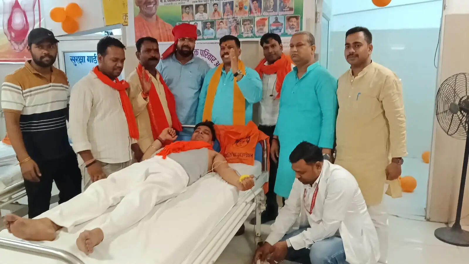 मुख्यमंत्री योगी के जन्मदिवस पर वाराणसी के युवाओं ने किया रक्तदान