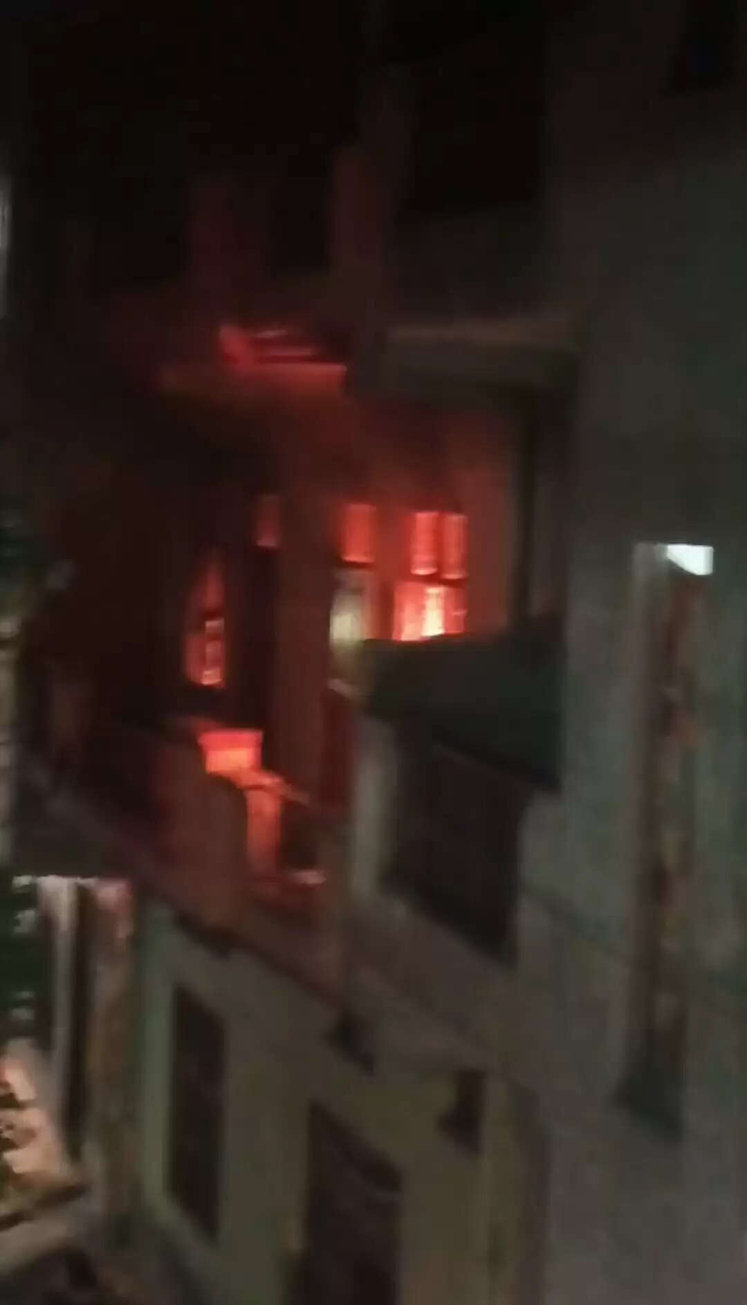 लोनी में कढ़ाई फ़ैक्टरी में लगी आग में जलकर युवक की मौत, दो झुलसे