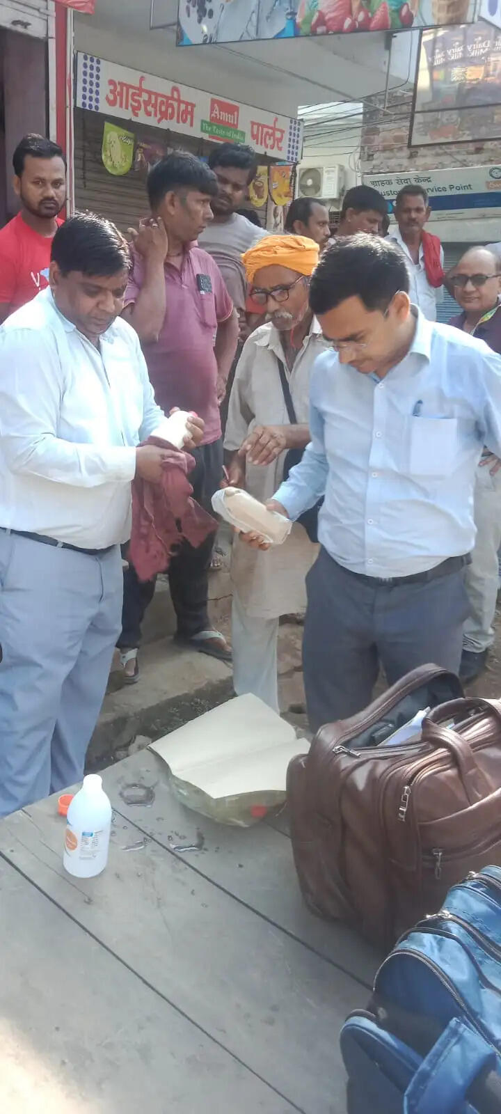देवरिया में खाद्य सुरक्षा विभाग की टीम ने दूध-दही, पनीर और सॉस के नमूने लिए, कई प्रतिष्ठानों को सुधार की हिदायत