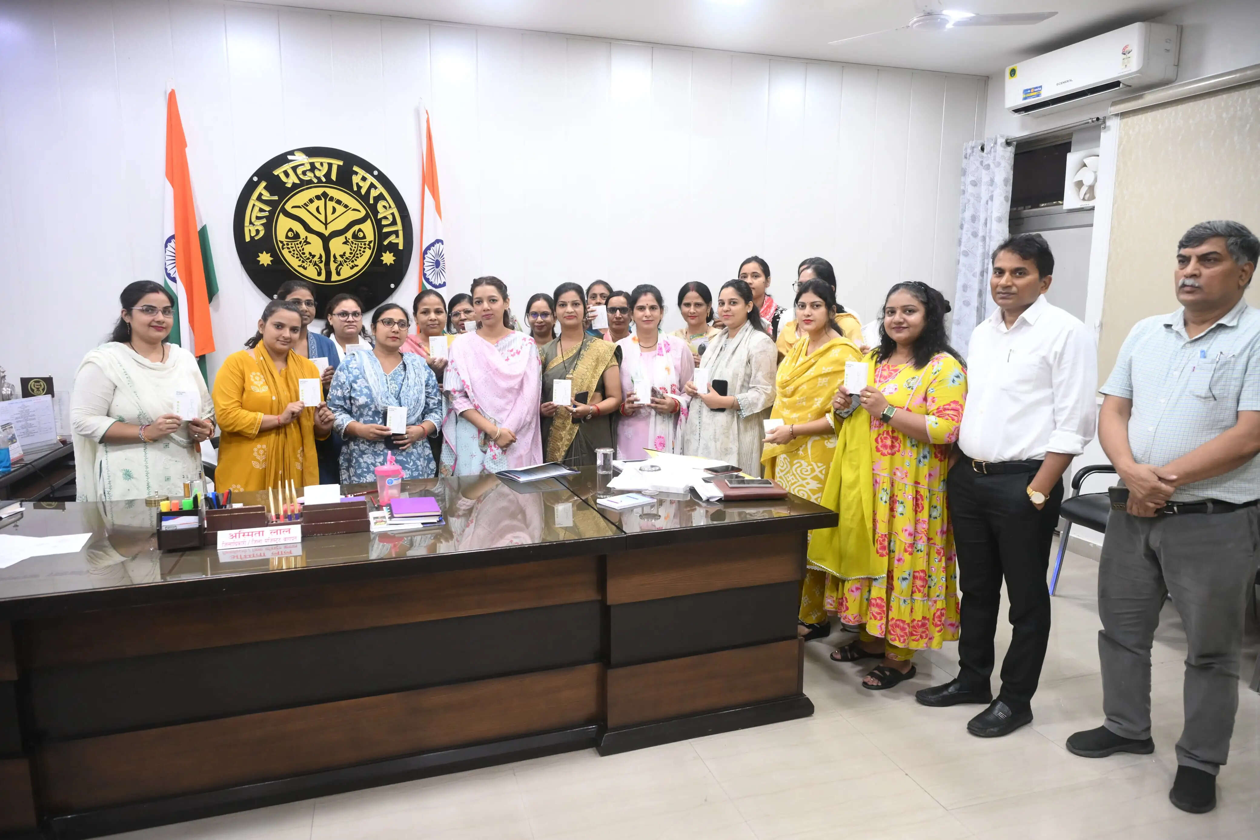 बागपत जिलाधिकारी ने सुरक्षा कवच के लिए महिला कार्मिकों को वितरित किए अलार्म डिवाइस