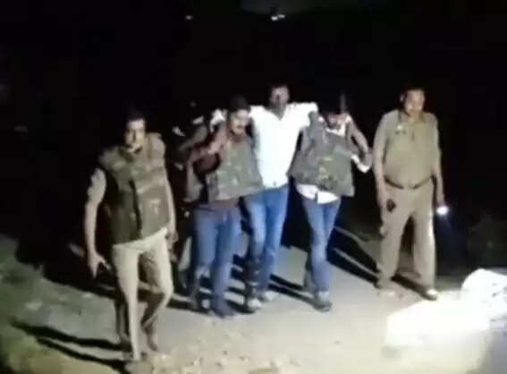 मुठभेड़ : गोली लगने के बाद गौतस्कर गिरफ्तार, 50 गौवंश बरामद