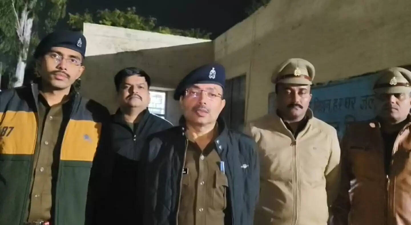 पुलिस मुठभेड़ में चार लुटेरे गिरफ्तार लूट का सामान बरामद