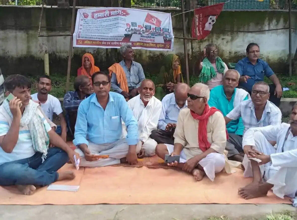पिपरा में मजदूरों का प्रदर्शन, भूमिहीन परिवारों को पांच डिसमिल जमीन देने की मांग
