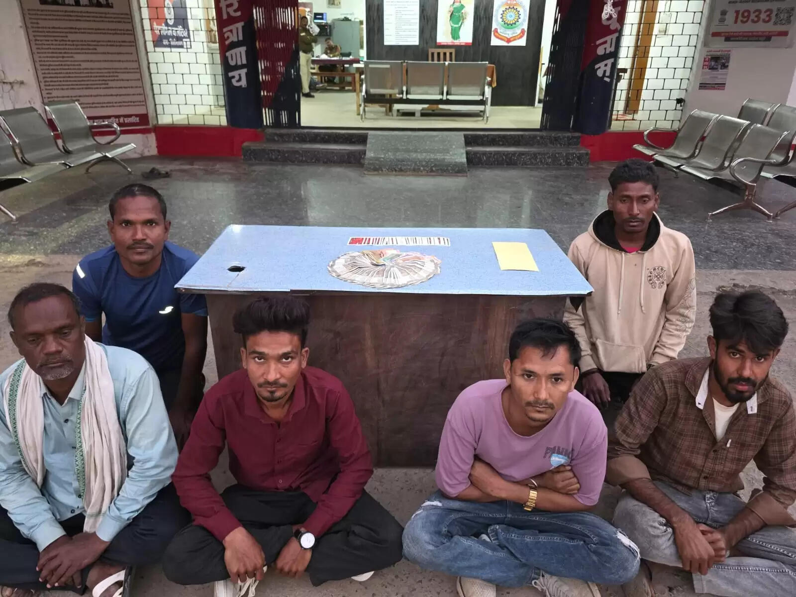 जांजगीर चांपा : जुआ खेल रहे छह आरोपि‍त गिरफ्तार, 22,100 रुपये व ताश की पत्तियां बरामद