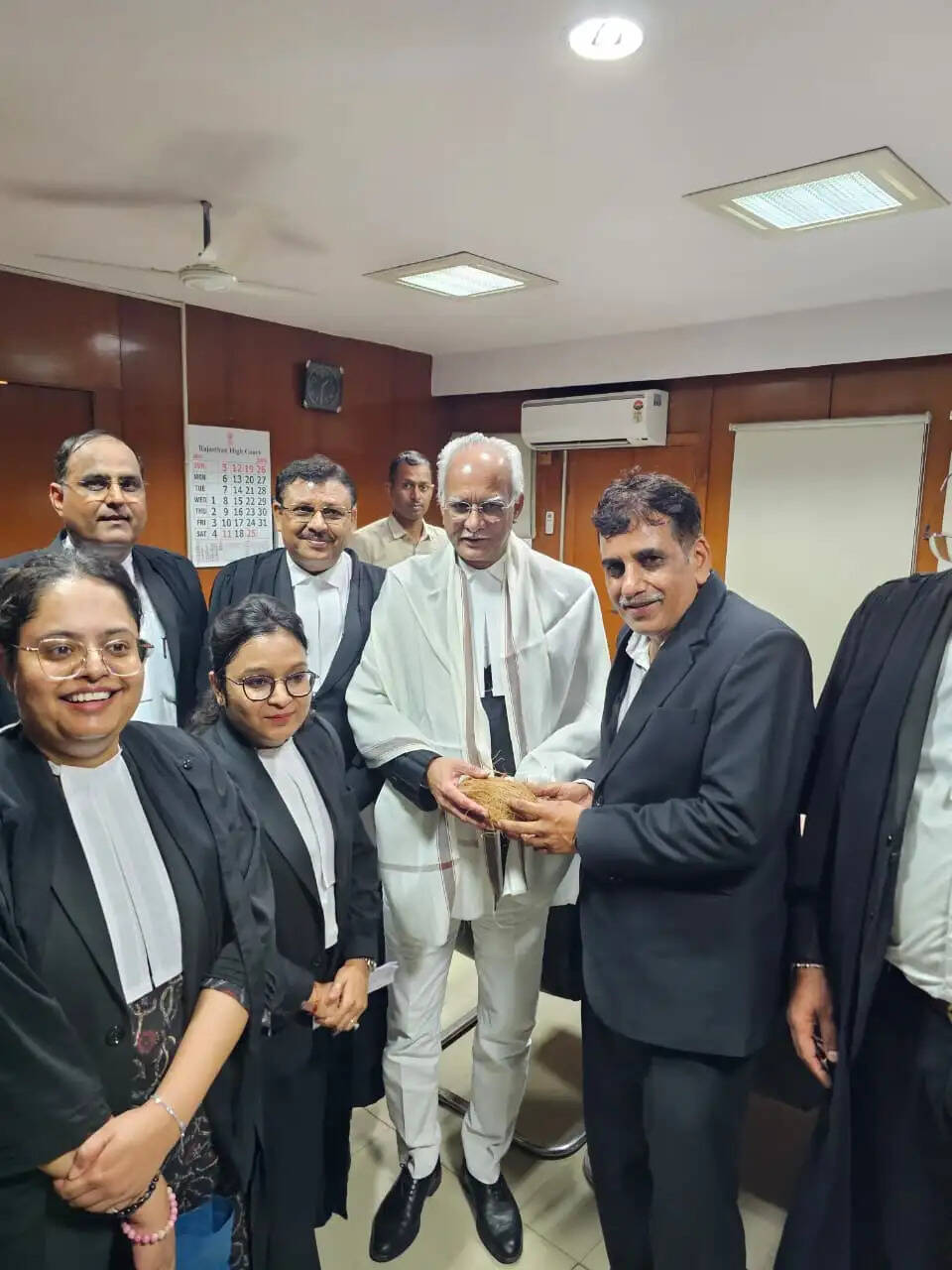 गुरु पूर्णिमा पर अधिवक्ता परिषद ने वरिष्ठ अधिवक्ताओं का किया सम्मान