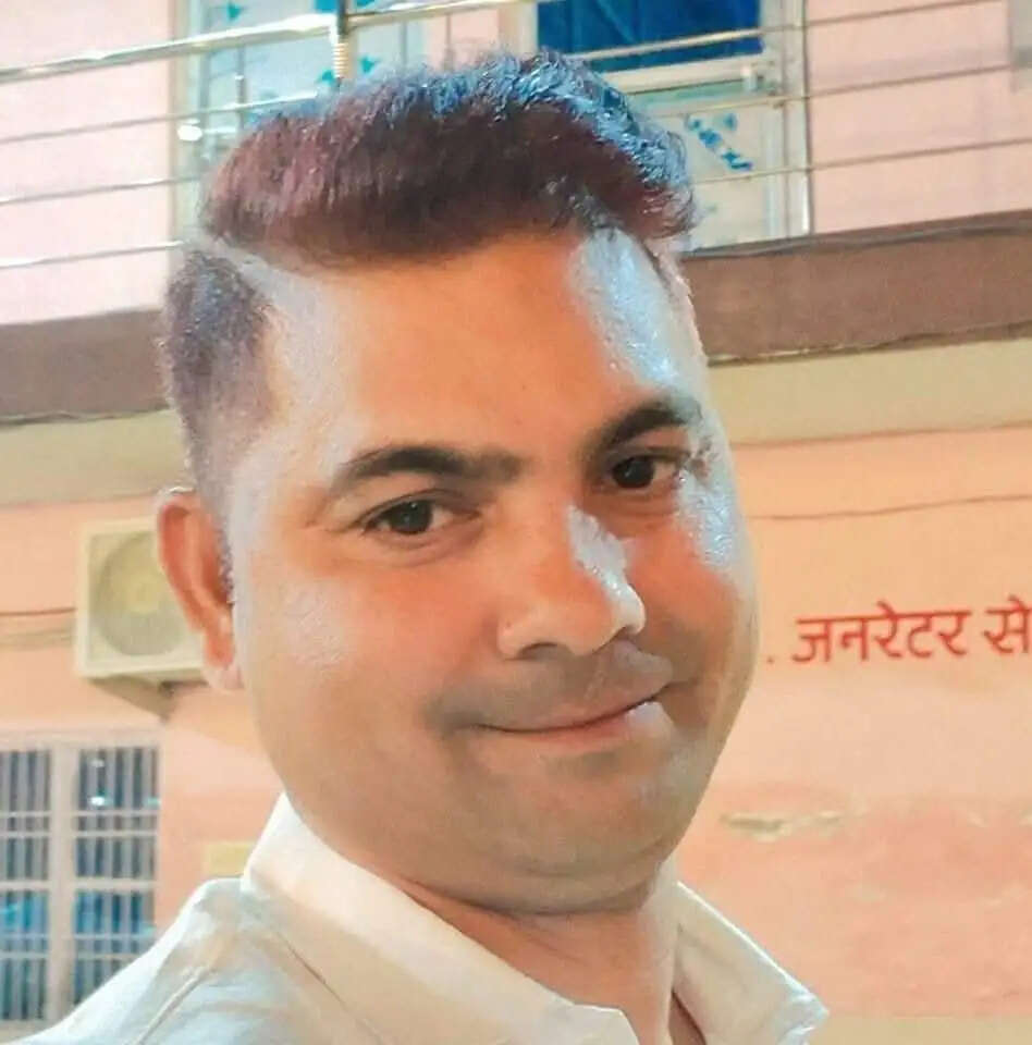 सड़क पर पेशाब करने से रोकने पर घेरकर दुकानदार काे पीटा, मौत