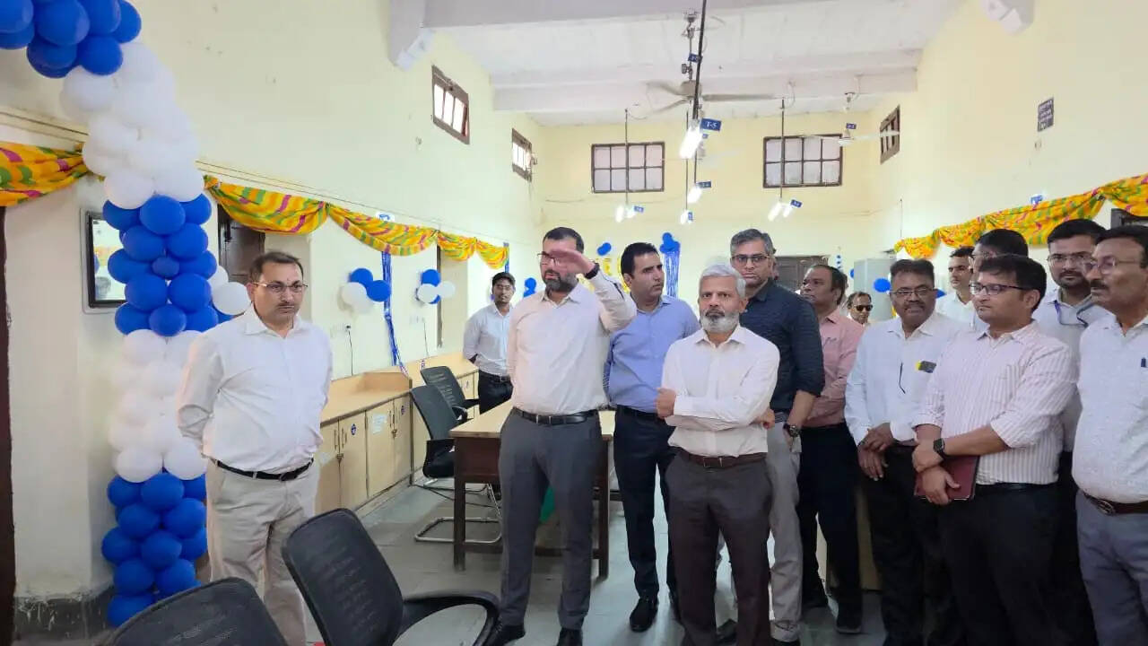 डीआरएम ने किया विभिन्न विभागों का निरीक्षण