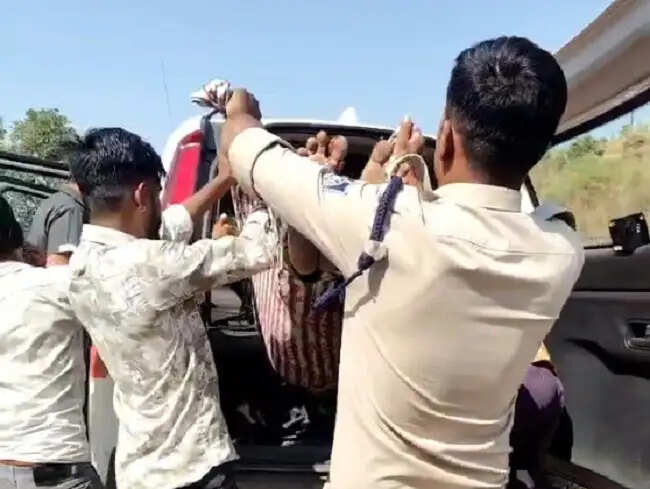 नरसिंहपुरः डायल-112 जवानों ने ट्रेन से गिरकर घायल हुए व्यक्ति को त्वरित सहायता पहुंचाकर कराया अस्पताल में भर्ती