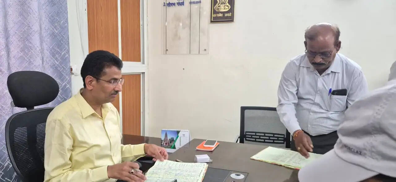 दमोह में प्रशासनिक सख्ती, औचक निरीक्षण में एसडीएम सहित 24 अधिकारी-कर्मचारी अनुपस्थित