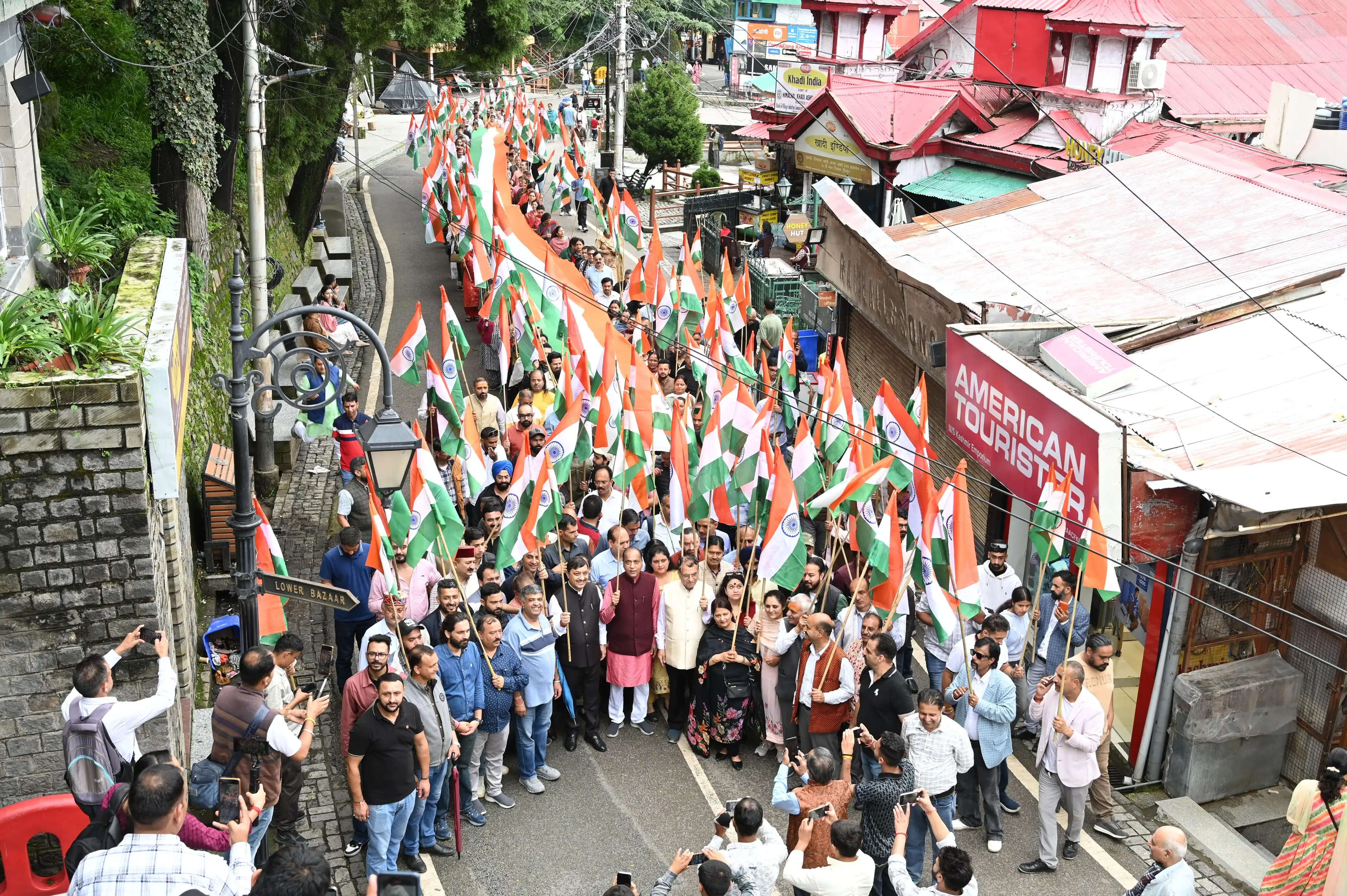 शिमला में भाजपा ने निकाली तिरंगा यात्रा, जयराम ठाकुर और सुरेश कश्यप ने किया नेतृत्व