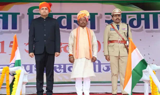 नक्सल मुक्त बीजापुर के पहले स्वतंत्रता दिवस पर बस्तर सांसद ने किया ध्वजारोहण