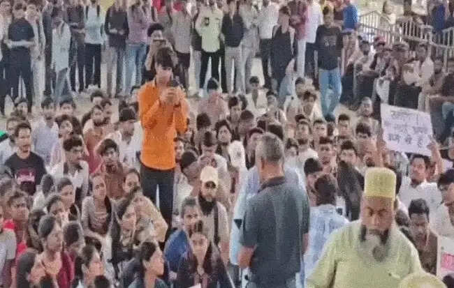 इंदौरः टंट्या भील चौराहे में विद्यार्थियों का प्रदर्शन जारी
