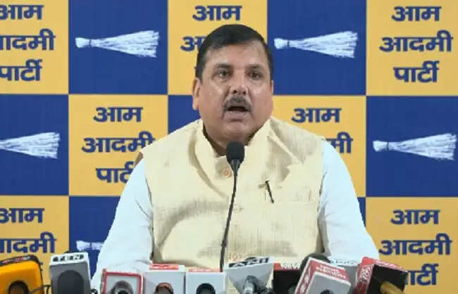 दिल्ली में कथित स्वास्थ्य घोटाले को लेकर आम आदमी पार्टी का सरकार पर हमला