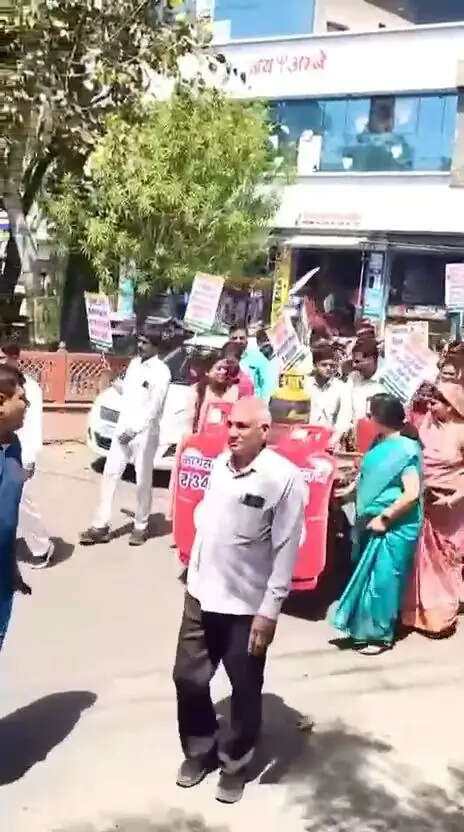 भीलवाड़ा में गैस के दामाें में बढोतरी के खिलाफ कांग्रेस का प्रदर्शन, सड़क पर चूल्हा जलाकर बनाई चाय