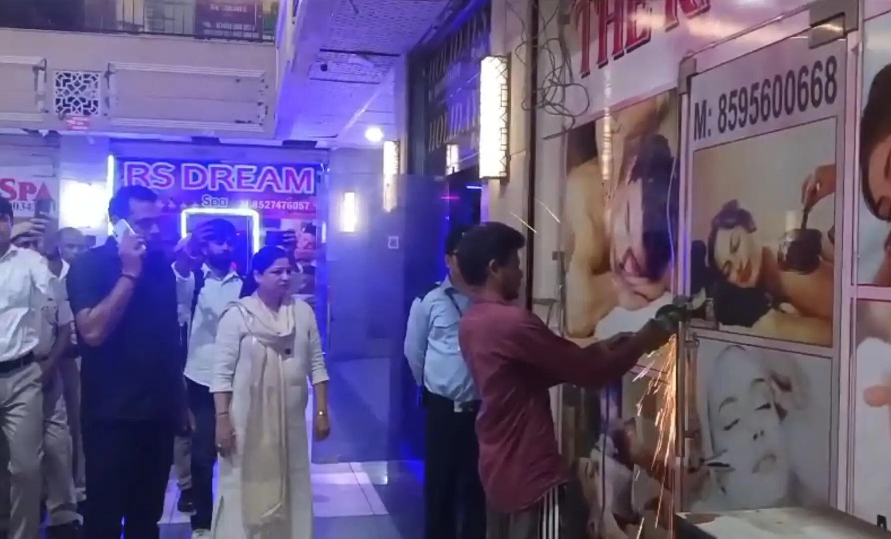गुरुग्राम के मॉल में 18 स्पा सेंटरों पर पुलिस व महिला आयोग की छापेमारी