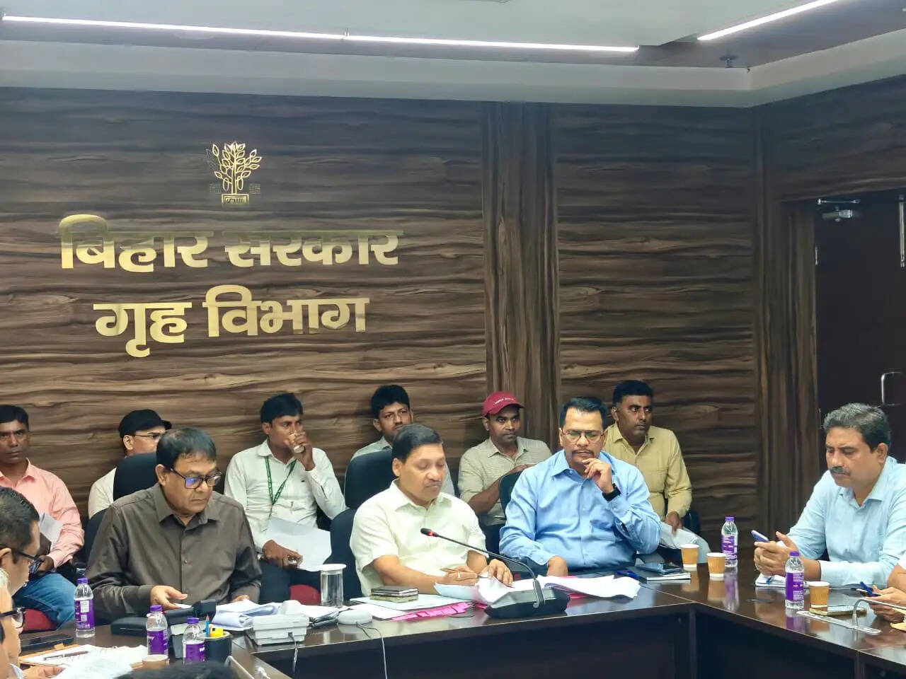 गृह विभाग में प्रधान सचिव ने की विभिन्न प्रशाखाओं के लंबित मामलों की समीक्षा