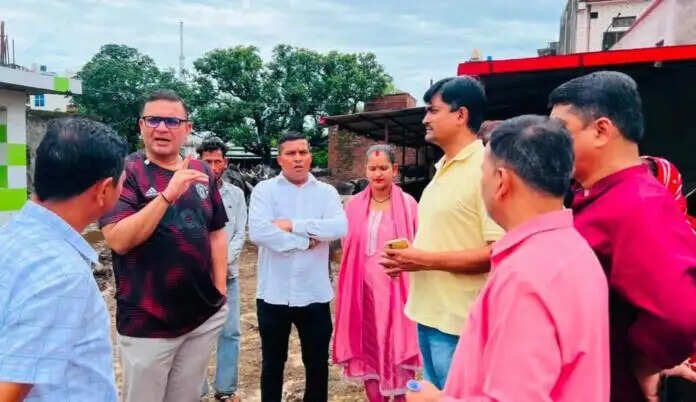 गौशाला के निरीक्षण को पहुंचे विधायक हृदयेश, बदहाल स्थिति पर जताई नाराजगी