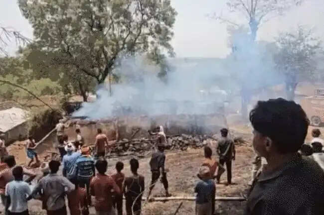 मप्र के सीधी में बिजली लाइन में स्पार्किंग से कच्चे मकान में लगी आग, जिंदा जले तीन मासूम