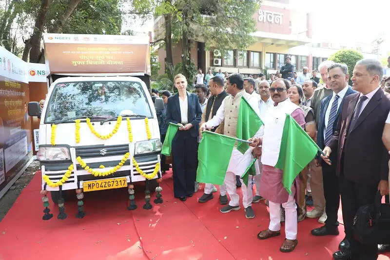 मप्रः मंत्री शुक्ला ने सोलर रथ सह मोबाइल बूथ वैन को दिखाई हरी झण्डी