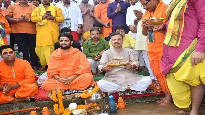 नरसिंहपुरः गाडरवारा में निकली भव्य बम भोले कांवड़ यात्रा में शामिल हुए मंत्री उदय प्रताप सिंह