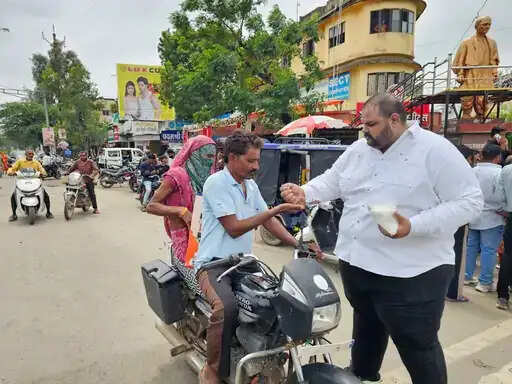 महंगाई के खिलाफ प्रदेशभर में कांग्रेस का अनोखा विरोध-प्रदर्शन,&nbsp;कहीं शक्कर बांटी, कहीं चूल्हे पर रोटियां बनाईं