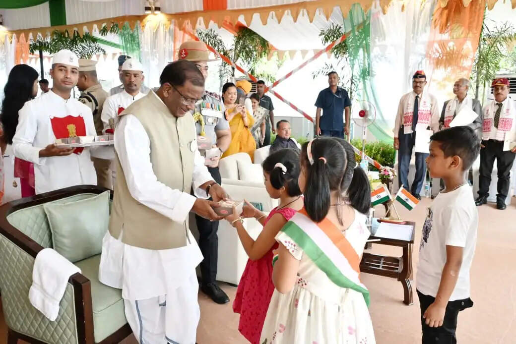राज्यपाल आचार्य ने 80वें स्वतंत्रता दिवस पर लोक भवन में फहराया राष्ट्रीय ध्वज