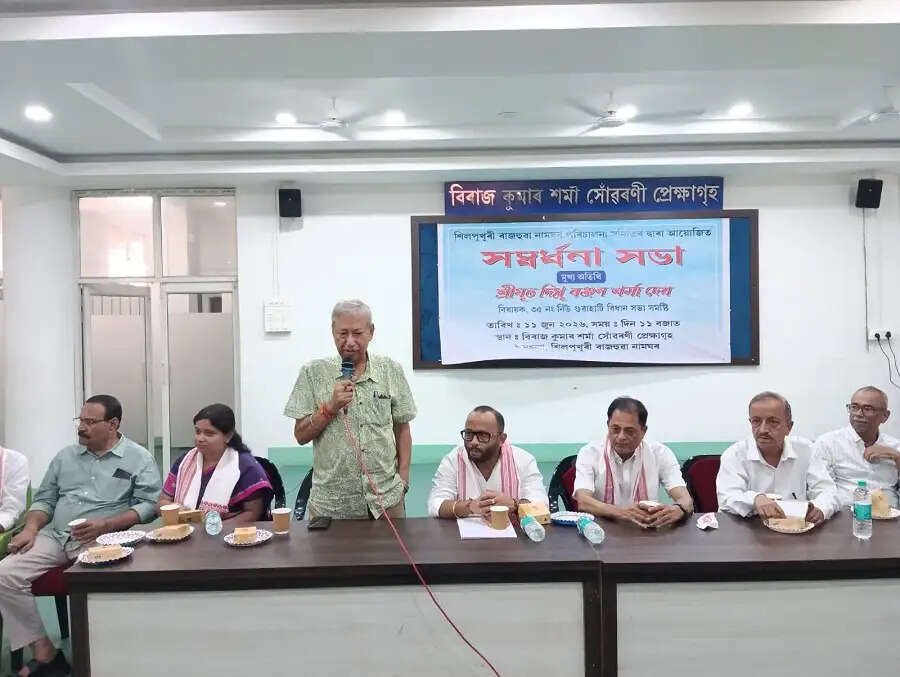 विधायक दिप्लुरंजन शर्मा का सम्मान, नामघर और पुस्तकालय के लिए सहायता का आश्वासन
