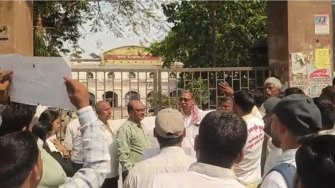 सारण समाहरणालय गेट पर राजस्व कर्मचारियो ने किया नारेबाजी