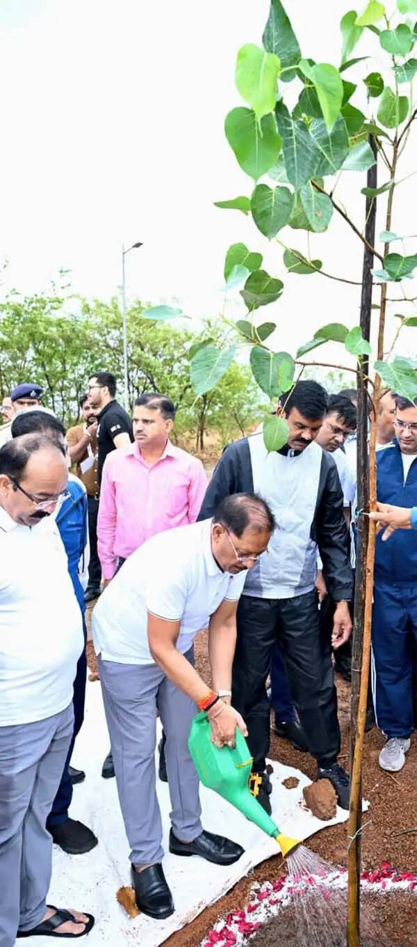 मुख्यमंत्री&nbsp;विष्णुदेव साय ने एक पेड़ माँ के नाम अभियान के तहत किया पौधारोपण
