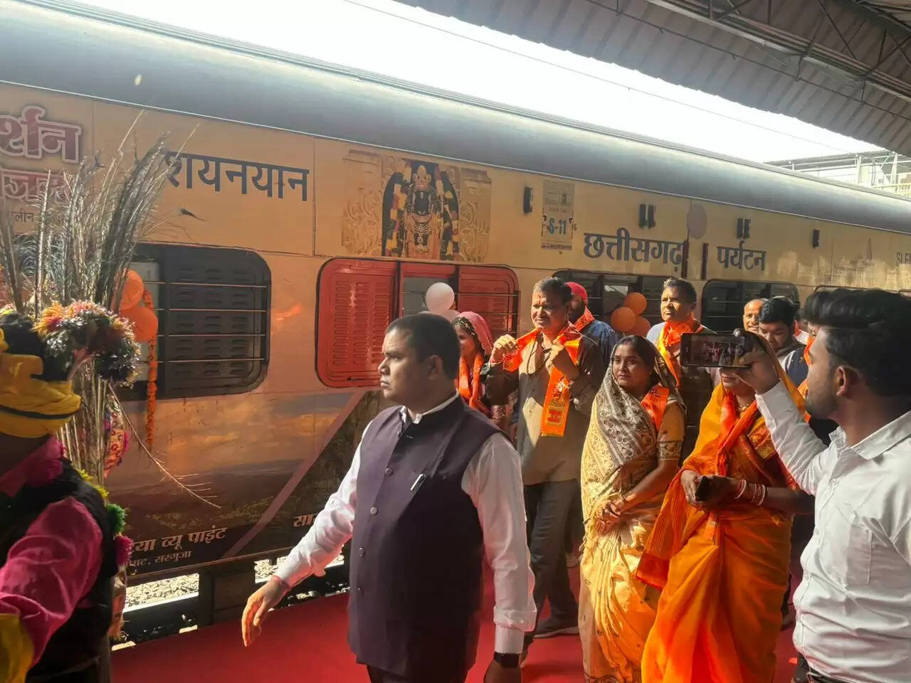 रायपुर और दुर्ग रेलवे स्टेशन से 850 श्रद्धालु रामलला के दर्शन करने अयोध्या रवाना