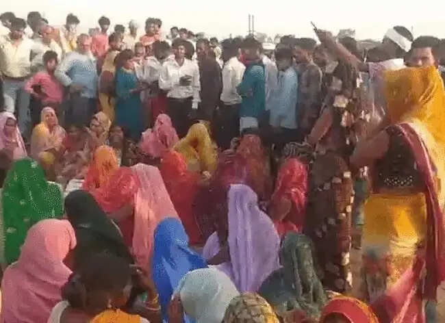 रीवाः तेज रफ्तार कार की टक्कर से महिला की मौत के बाद हंगामा, ग्रामीणों ने लगाया जाम