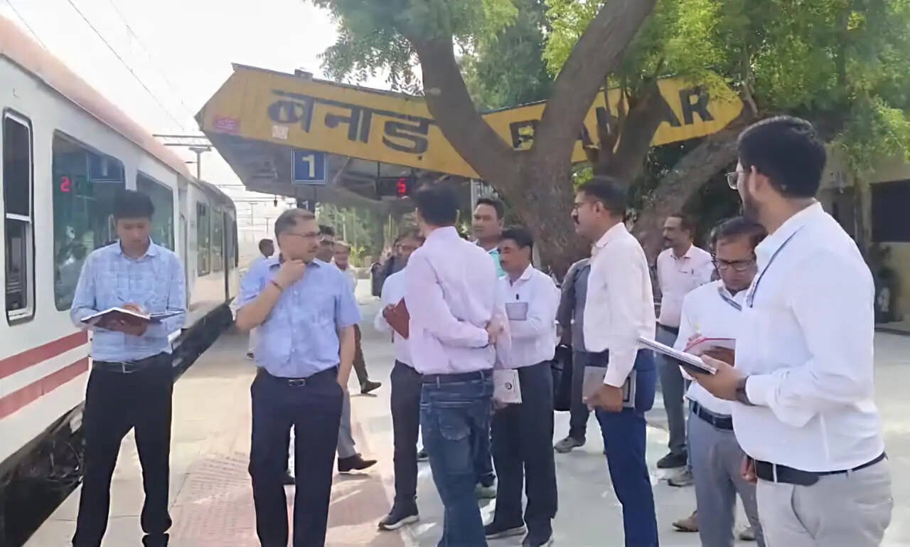 डीआरएम ने की सुरक्षा व संरक्षा मानकों की जांच