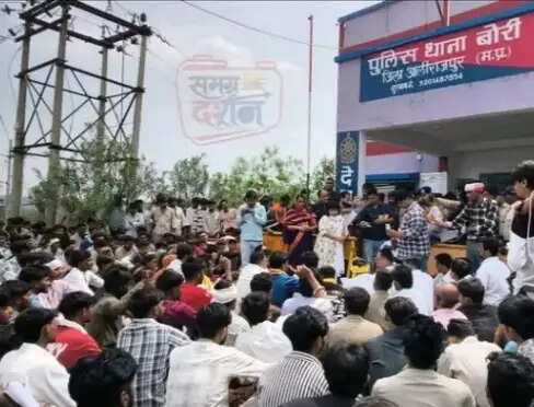 झाबुआ: ग्राम बोरी में दुष्कर्म की घटना से उपजे आक्रोश के बीच राजनीतिक दलों के बीच आरोप-प्रत्यारोप जारी