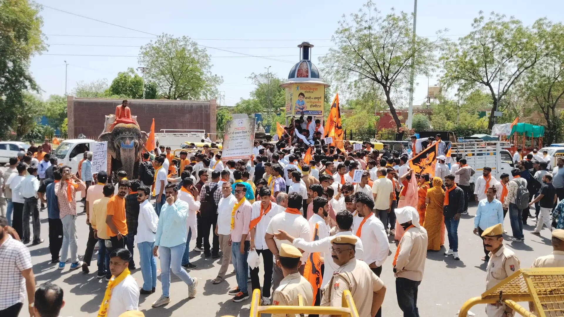 गाेभक्तों ने निकाली रैली, प्रदर्शन कर सौंपा ज्ञापन