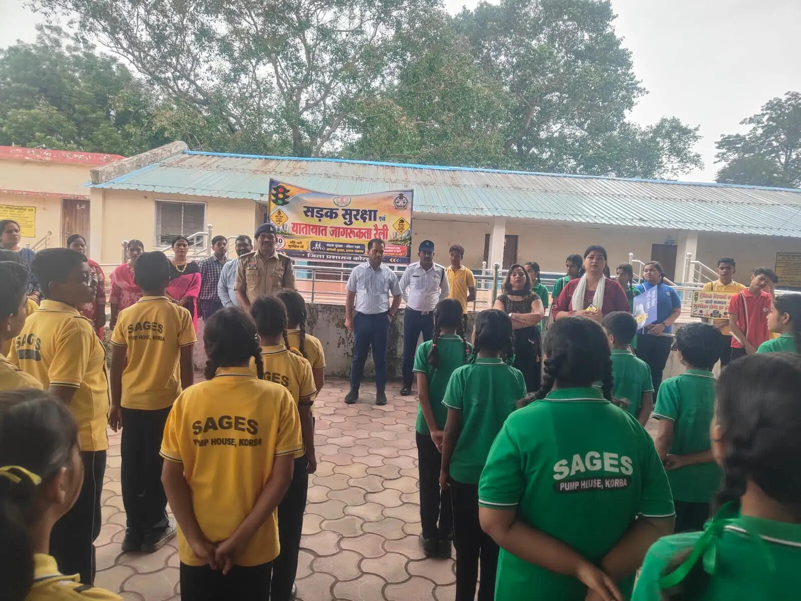 700 विद्यार्थियों ने लिया सड़क सुरक्षा का संकल्प, आत्मानंद स्कूल में ट्रैफिक पुलिस का जागरूकता अभियान